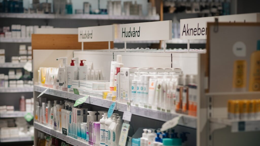 Apotekshyllor med hudvårdsprodukter i en ljus butiksmiljö