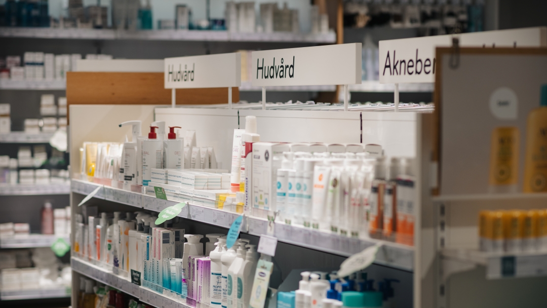 Apotekshyllor med hudvårdsprodukter i en ljus butiksmiljö
