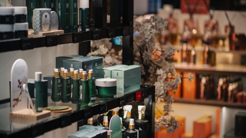 Hyllor med hudvårdsprodukter, doftartiklar och presentförpackningar i butik för skönhet och välbefinnande.