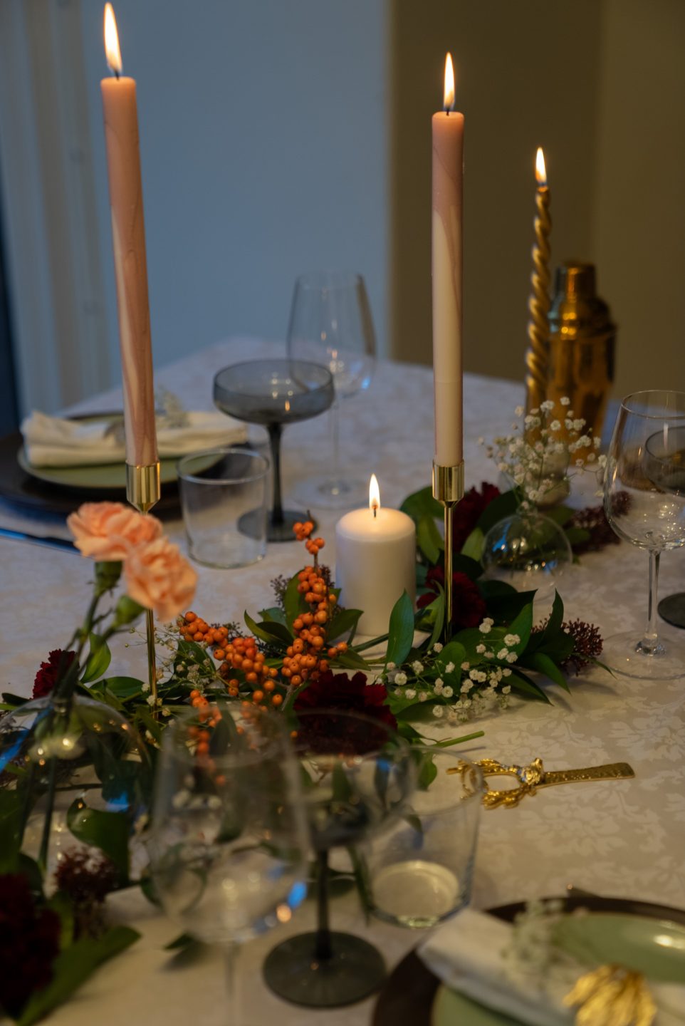 Fin juldukning med blommor och tända ljus.